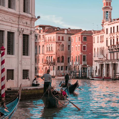 Organise an unforgettable boat trip along the canals 