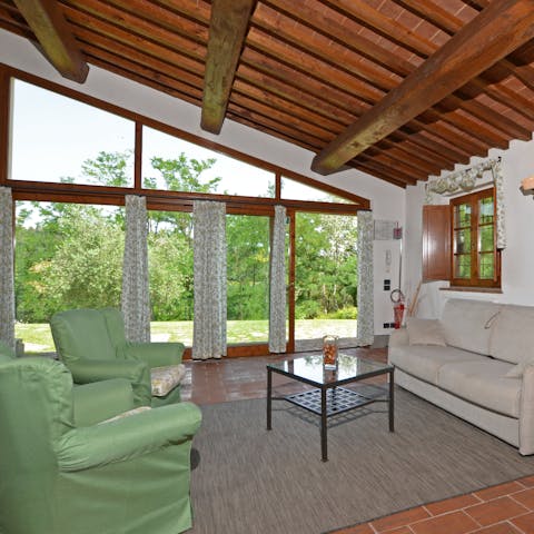 Step right out to the lush gardens from your rustic, farmhouse lounge