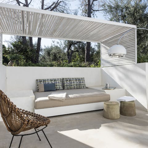 While away the hours on the daybed