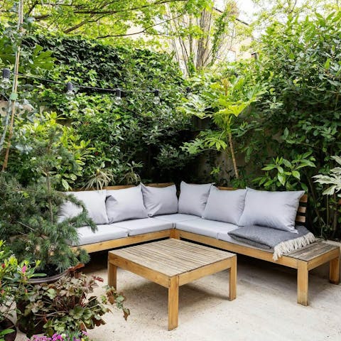 Sip pre-dinner cocktails in the verdant garden