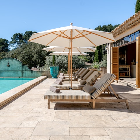 Make the most of the Provence sun by the pool