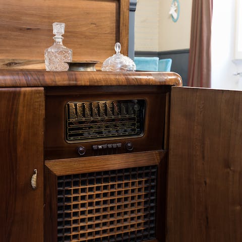 Kick back and relax to the warming tones that play through the antique speakers – you'll be transported back in time