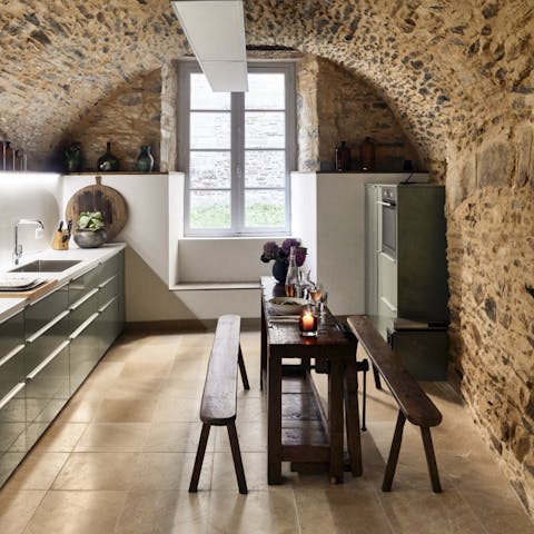Traditional farmhouse style kitchen