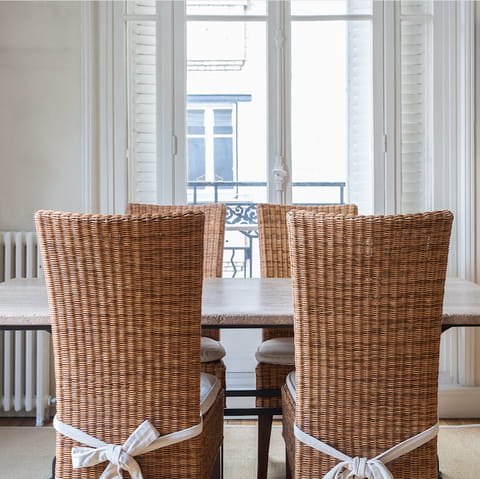 The oh-so-French wicker dining chairs