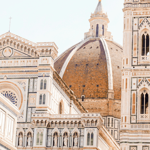 Discover the architecture of Florence, 40-minute drive away