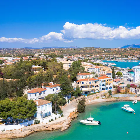 Eat, drink, party, swim, play – the lively Porto Heli has it all, you can get to the centre in six minutes by car