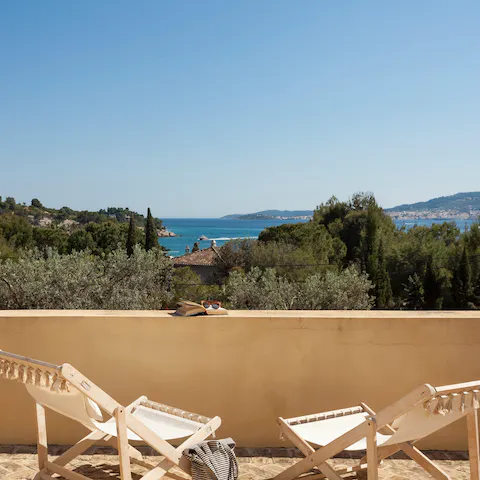 Enjoy a moment alone on your balcony – a good book in one hand, a sundowner in the other