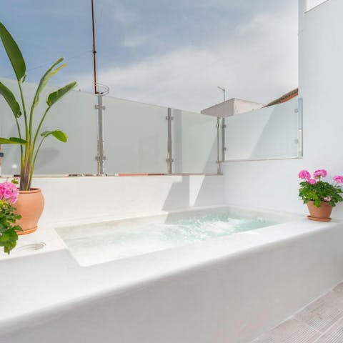 Cool off in the shared rooftop plunge pool