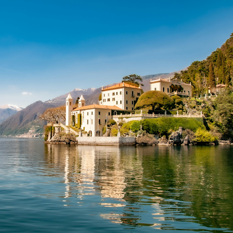 Explore the historic towns dotted around Lake Como