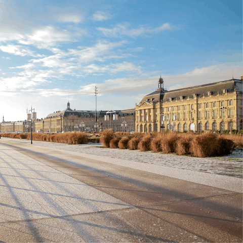 Discover the Grosse Cloche and major landmarks within walking distance