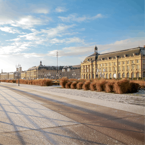 Discover the Grosse Cloche and major landmarks within walking distance