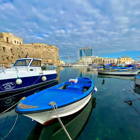 Visit quaint coastal towns like Gallipoli, a short drive away