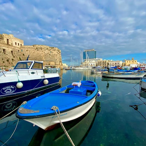 Visit quaint coastal towns like Gallipoli, a short drive away