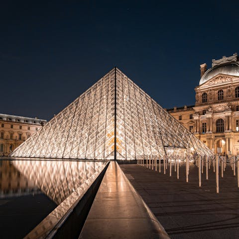 Stroll to the iconic Louvre in fifteen minutes