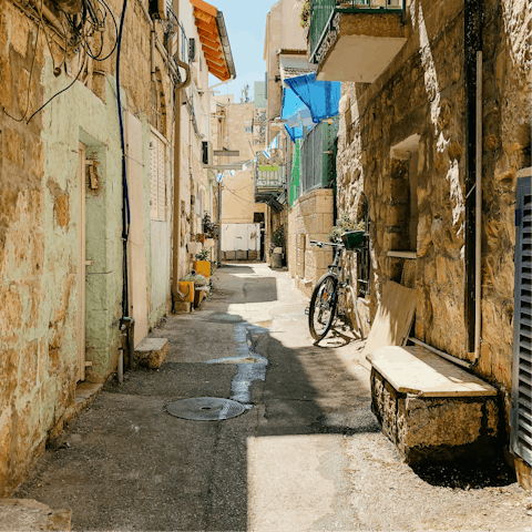 Wander the narrow streets of Nachlaot on your doorstep