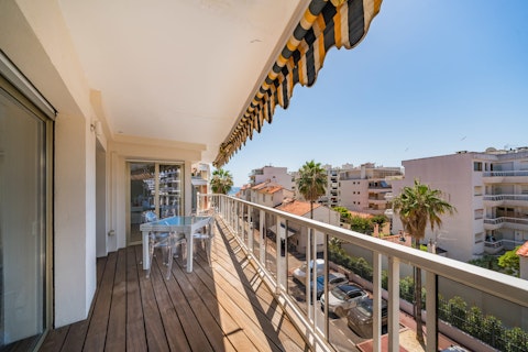 Glimpse the sea as you sip an alfresco drink above Cannes
