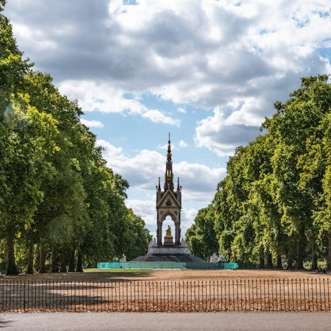 Walk to Kensington Gardens with a coffee