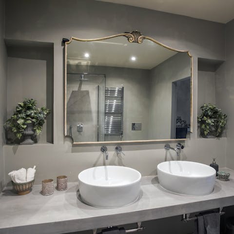 Plenty of space in the bathroom