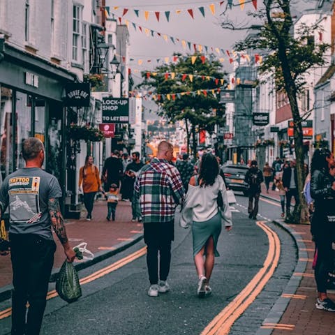 Discover Brighton’s shops, Pavilion and Lanes on foot