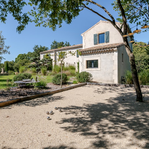 Spend sunny days on the pétanque court