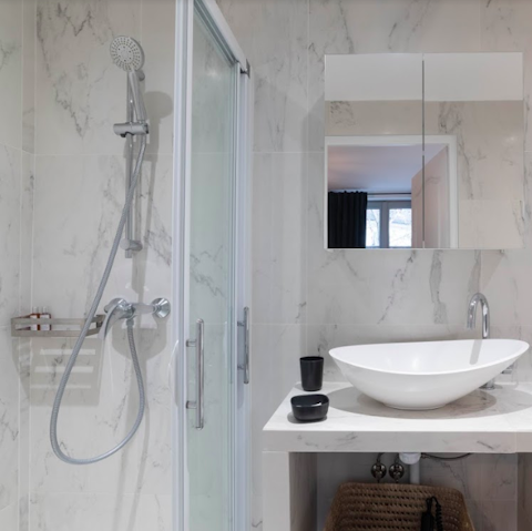 The minimalist marble bathroom