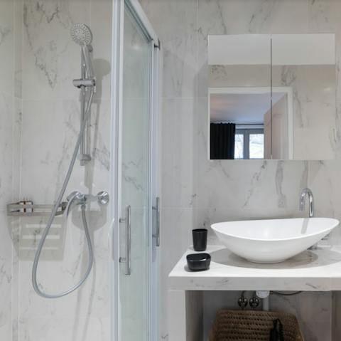 The minimalist marble bathroom