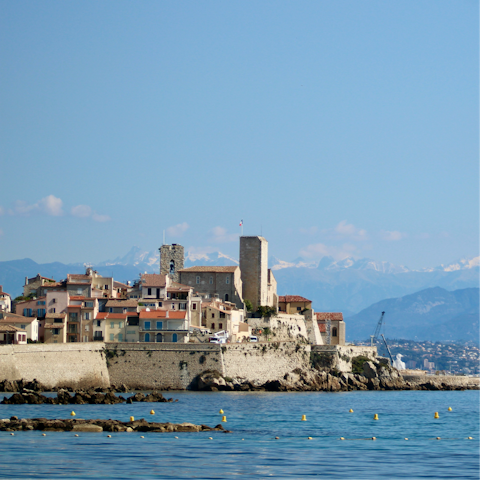 Be in Antibes in just ten minutes by car