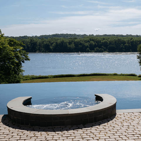 Infinity pool with views of the Hudson River