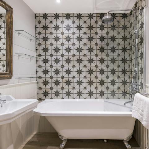 Freestanding bathtub