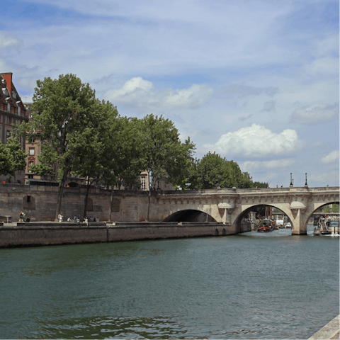 Stroll to the banks of the river Seine, only six minutes away