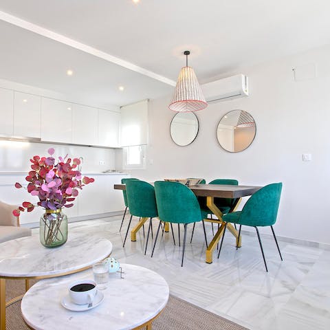 Discuss your daily itinerary over a local breakfast in the living area