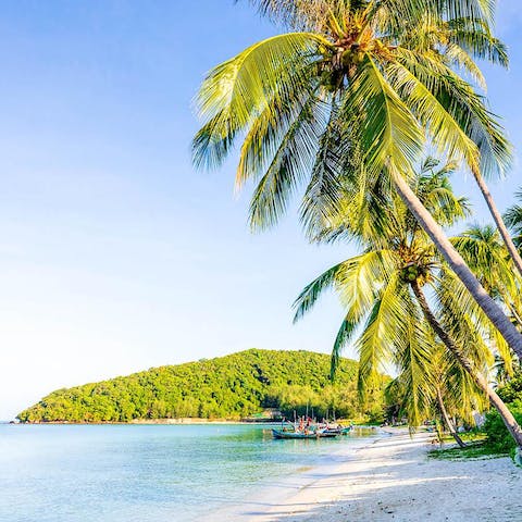 Stay on the waterfront of Lipa Noi Beach