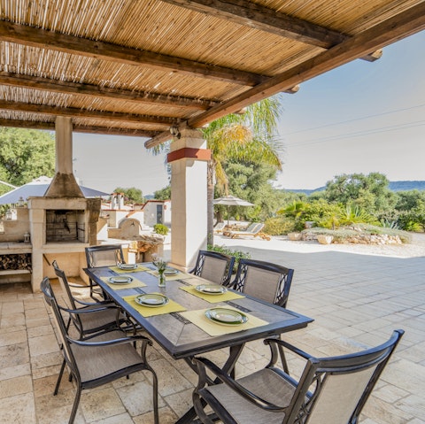 Dine alfresco under the shade of the pergola