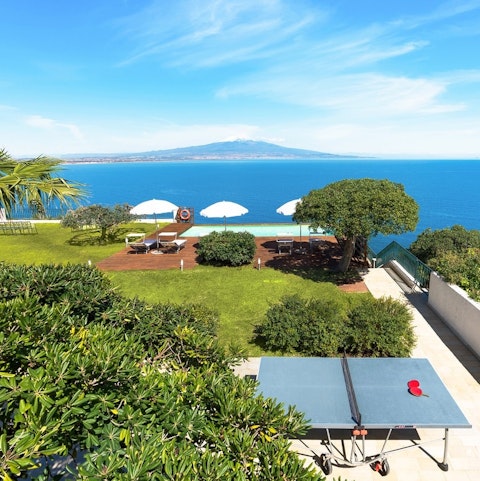 Relax in the garden with a view of Mount Etna