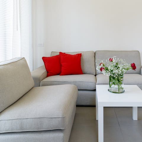 Snuggle up in the cosy lounge area and enjoy an evening of movies