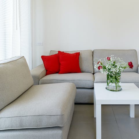 Snuggle up in the cosy lounge area and enjoy an evening of movies