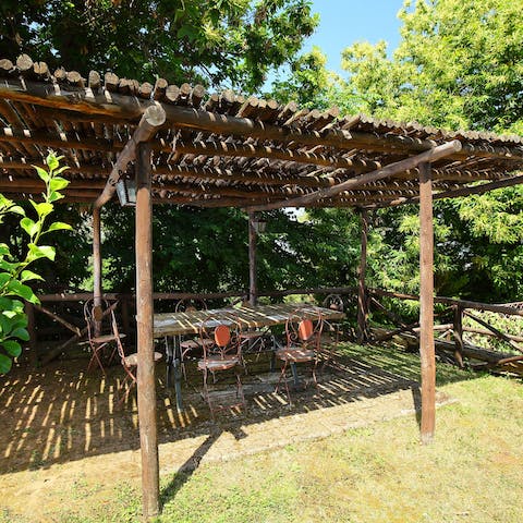 Play a game of cards under the pergola