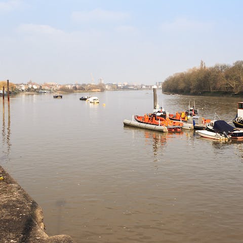 Meander along the banks of the Thames