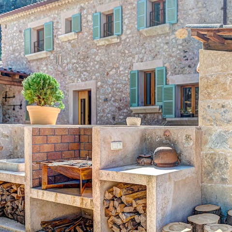 Cook and eat alfresco thanks to the rustic outdoor kitchen