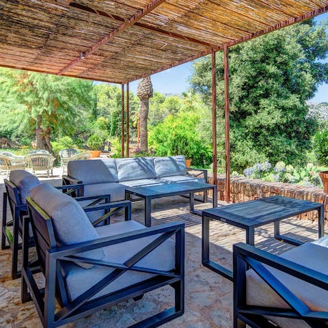 Congregate for evening drinks in one of the many outdoor lounges