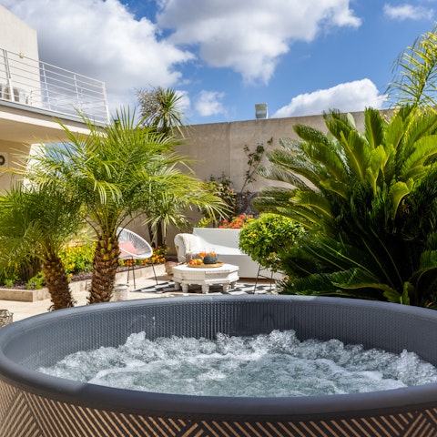 Unwind with balmy evenings in the hot tub