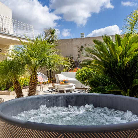 Unwind with balmy evenings in the hot tub
