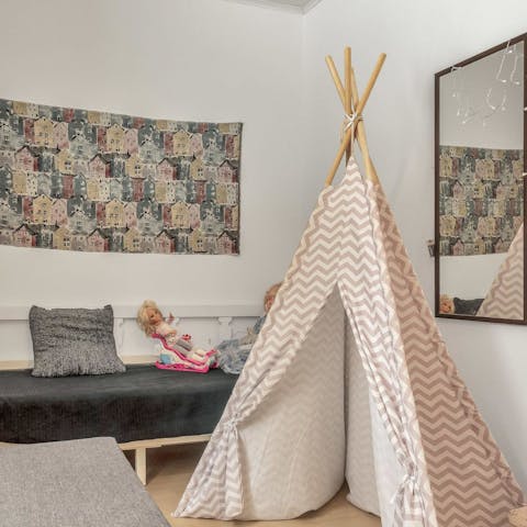 Unwind while the kids play with the provided children's entertainment