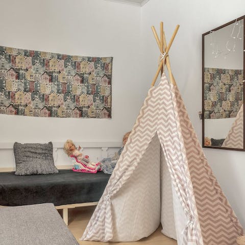 Unwind while the kids play with the provided children's entertainment