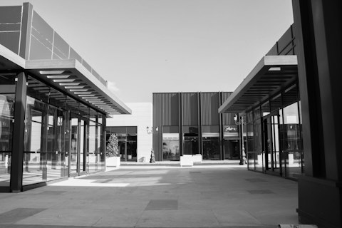 Browse Scottsdale's upscale retail plazas brimming with restaurants and boutiques