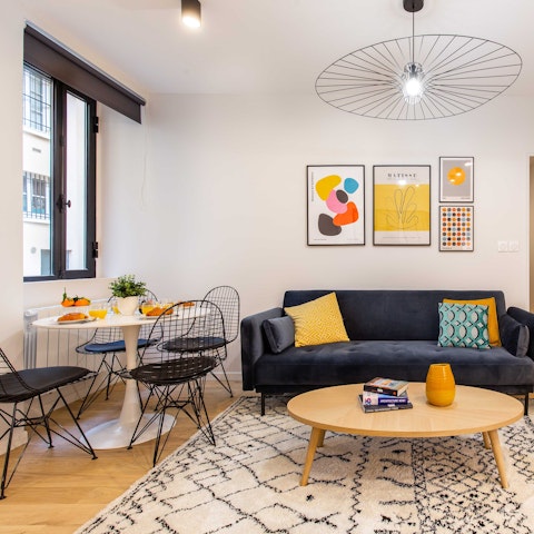 Get together for pre-dinner drinks in the cosy lounge area