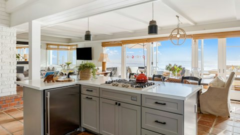Cook up meals together with the sea always in sight