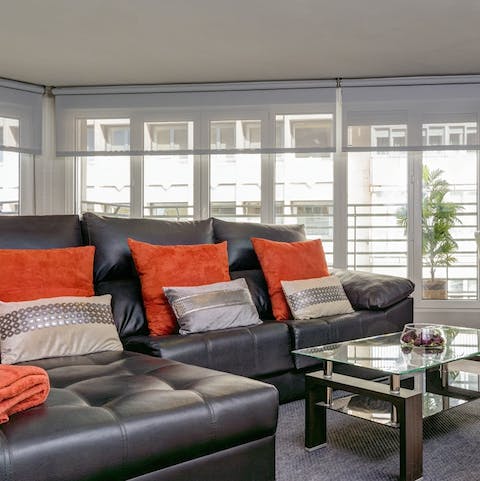 Get cosy in the bright living room and enjoy relaxed movie nights