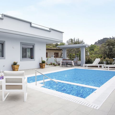 Admire rugged landscapes as you step out of the pool