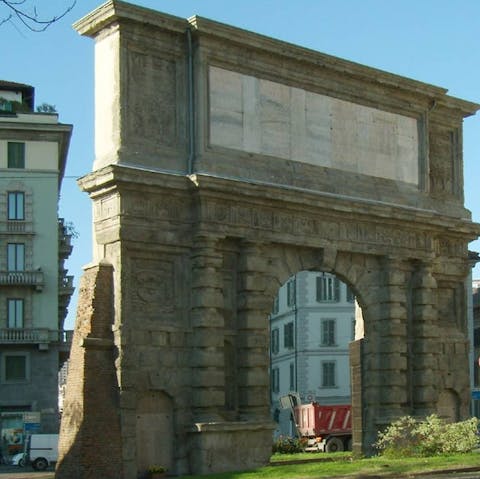 Start your stay under the arches of Porta Romana – history and local charm all in one stroll